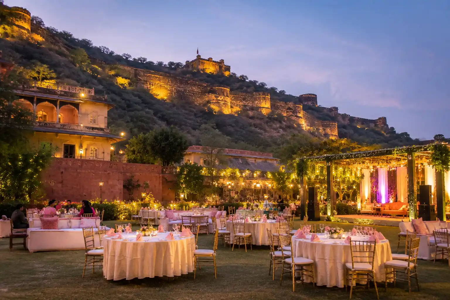 neemrana-roadside-resort-wedding-lawn